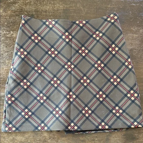 Stylish Mini Skirt in Black and Cream - Picture 5 of 9